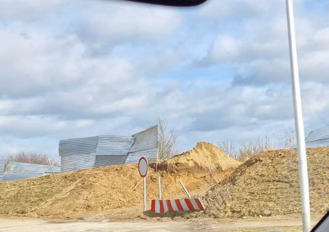 Silny wiatr przewrócił ogrodzenie na górkach czechowskich. „Czy tego rodzaju konstrukcje nie są zagrożeniem dla mieszkańców miasta?” (zdjęcia)
