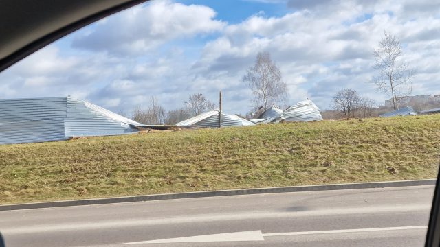 Silny wiatr przewrócił ogrodzenie na górkach czechowskich. „Czy tego rodzaju konstrukcje nie są zagrożeniem dla mieszkańców miasta?” (zdjęcia)