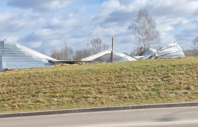 Silny wiatr przewrócił ogrodzenie na górkach czechowskich. „Czy tego rodzaju konstrukcje nie są zagrożeniem dla mieszkańców miasta?” (zdjęcia)
