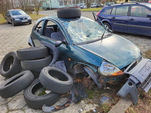 Po naszej interwencji jeden wrak został zabrany z parkingu. Drugi nadal stoi (wideo, zdjęcia)