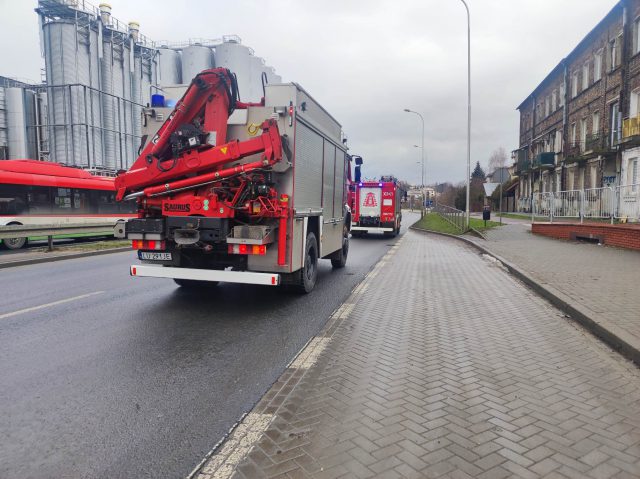 Ulice Lublina zanieczyszczone substancją ropopochodną wyciekającą z ciężarówki (zdjęcia, wideo)