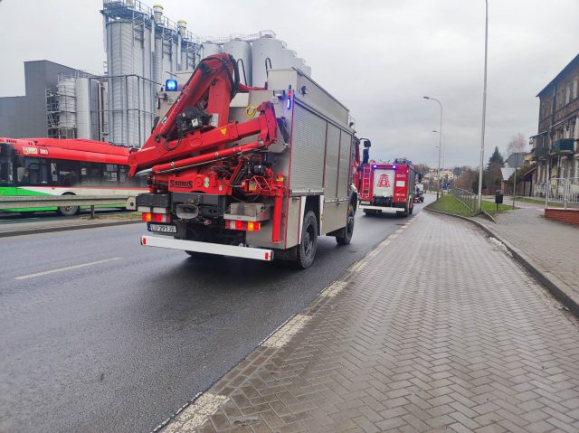 Ulice Lublina zanieczyszczone substancją ropopochodną wyciekającą z ciężarówki (zdjęcia, wideo)