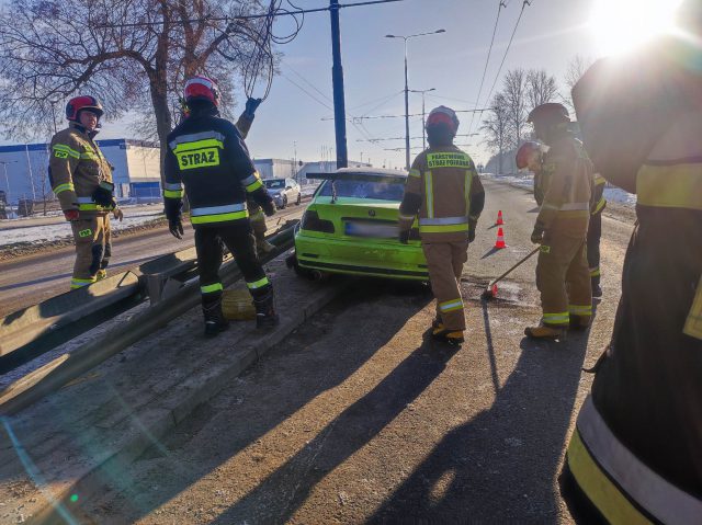 Kierowcę oślepiło słońce, BMW uderzyło w bariery (zdjęcia)