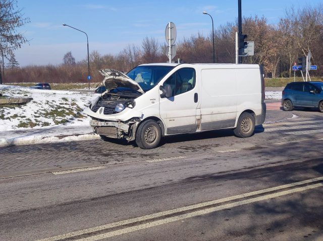 Na skrzyżowaniu nie działała sygnalizacja świetlna, doszło do wypadku (zdjęcia)