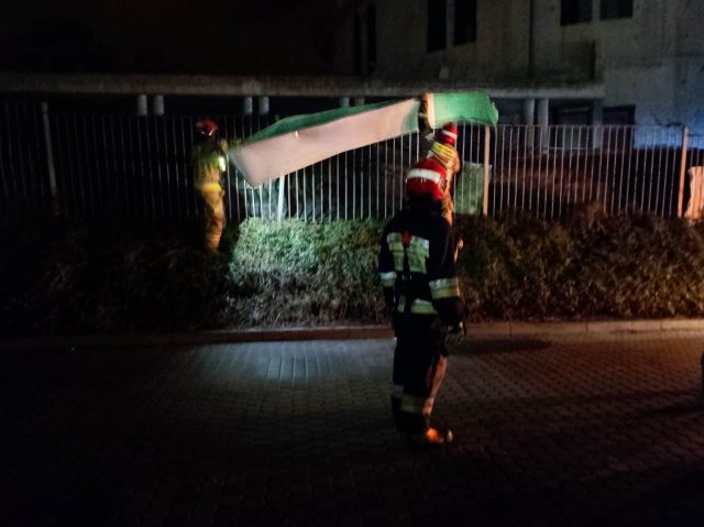 Połamane drzewa, zerwane dachy, braki w dostawie prądu. Silny wiatr nadal będzie nam towarzyszył (zdjęcia)