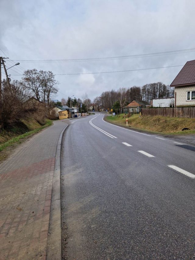 Budka dla ptaków udaje fotoradar. Stoi przy jednej z dróg w regionie (zdjęcia)