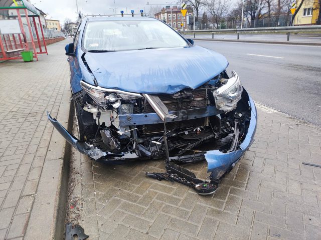 Na skrzyżowaniu nie działała sygnalizacja świetlna, zderzyły się trzy pojazdy osobowe (zdjęcia)