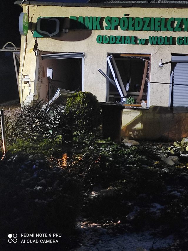 Nieznani sprawcy wysadzili bankomat. Siła wybuchu uszkodziła budynek banku (zdjęcia)