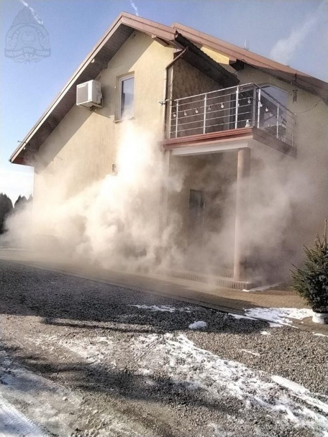 Poranny pożar kotłowni w budynku mieszkalnym. W akcji cztery zastępy strażaków (zdjęcia)