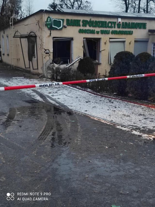 Nieznani sprawcy wysadzili bankomat. Siła wybuchu uszkodziła budynek banku (zdjęcia)