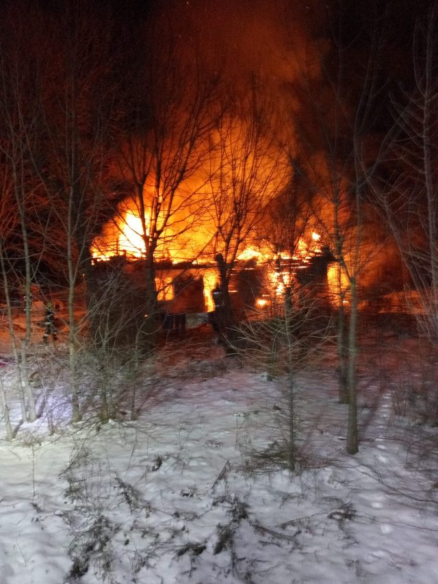 Dom stanął w ogniu, w środku było starsze małżeństwo. Jedna osoba nie żyje (zdjęcia)