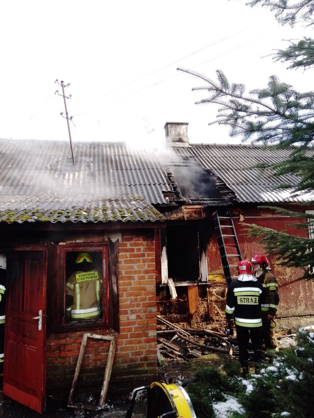 Ogień wydostawał się przez okna budynku. W pożarze domu zginęła 95-letnia kobieta (zdjęcia)