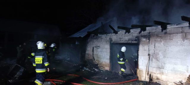 Pożar budynku gospodarczego. W akcji gaśniczej pięć zastępów straży pożarnej (zdjęcia)