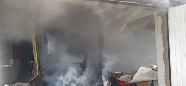 Kilka zastępów straży pożarnej walczyło z pożarem warsztatu samochodowego (zdjęcia)