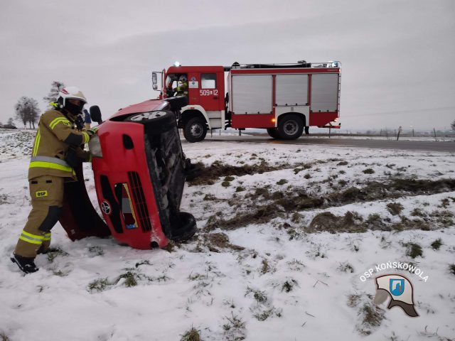 Toyota wypadła z drogi i zatrzymała się na boku. Poranne utrudnienia w ruchu na trasie Końskowola-Kurów (zdjęcia)