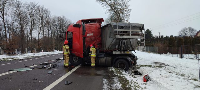 Po zderzeniu dwóch ciężarówek i osobówki zablokowana droga krajowa nr 17 (zdjęcia)