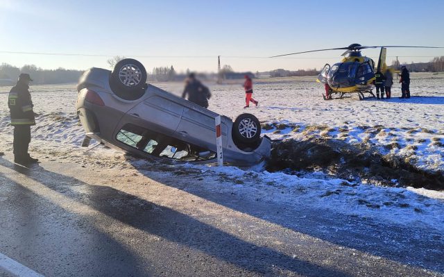 Dwa zdarzenia drogowe na odcinku pół kilometra, w tym dachowanie. Interweniował śmigłowiec LPR (zdjęcia)