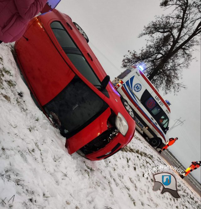 Toyota wypadła z drogi i zatrzymała się na boku. Poranne utrudnienia w ruchu na trasie Końskowola-Kurów (zdjęcia)