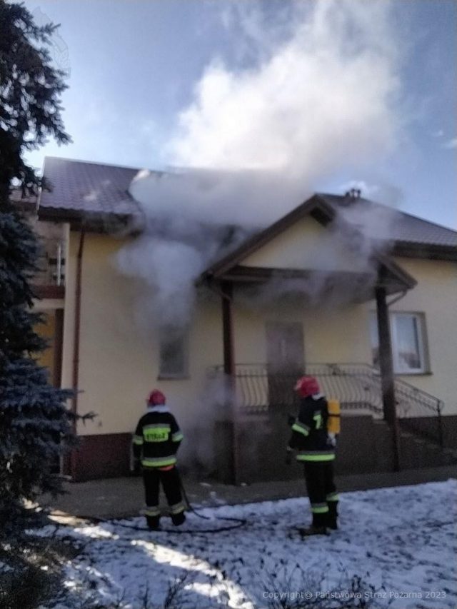 Poranny pożar kotłowni w budynku mieszkalnym. W akcji cztery zastępy strażaków (zdjęcia)