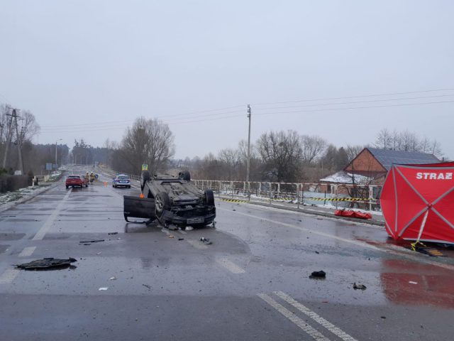 Zablokowana trasa Krasnystaw-Chełm. Na drodze wojewódzkiej doszło do poważnego wypadku, jedna osoba nie żyje (zdjęcia) AKTUALIZACJA