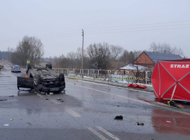 W trakcie dachowania dwaj mężczyźni wypadli z volkswagena. Obaj nie żyją (zdjęcia)