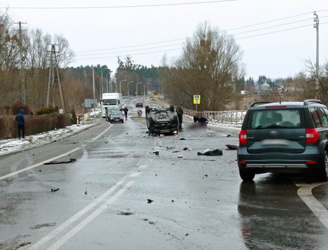 Nie żyje druga osoba poszkodowana w dachowaniu volkswagena pod Krasnymstawem (zdjęcia)