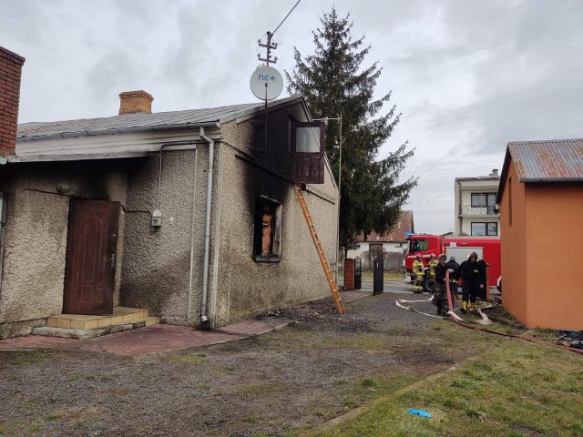 Trzy osoby poszkodowane, w tym dzieci, w pożarze domu. Interweniował śmigłowiec LPR (zdjęcia)