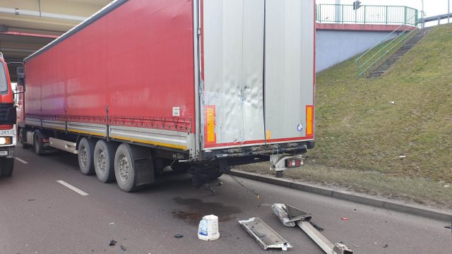 Auto dostawcze wbiło się w naczepę ciężarówki. Dwie osoby, w tym dziecko, zostały uwięzione w pojeździe (zdjęcia)