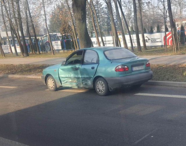 Duże utrudnienia w ruchu na ul. Zemborzyckiej po zderzeniu dwóch pojazdów (zdjęcia)