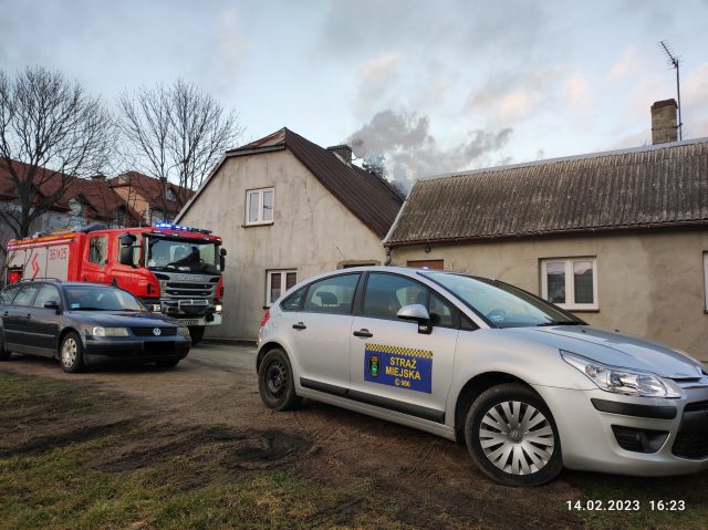 Strażnicy miejscy zauważyli pożar, zaalarmowali straż pożarną (zdjęcia)