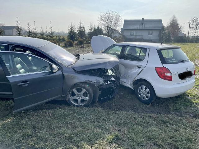 Dwa pojazdy rozbite, dwie osoby poszkodowane (zdjęcia)