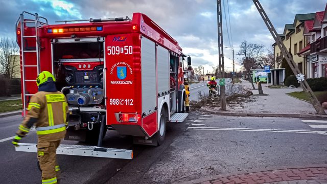 Połamane drzewa, zerwane dachy, braki w dostawie prądu. Silny wiatr nadal będzie nam towarzyszył (zdjęcia)