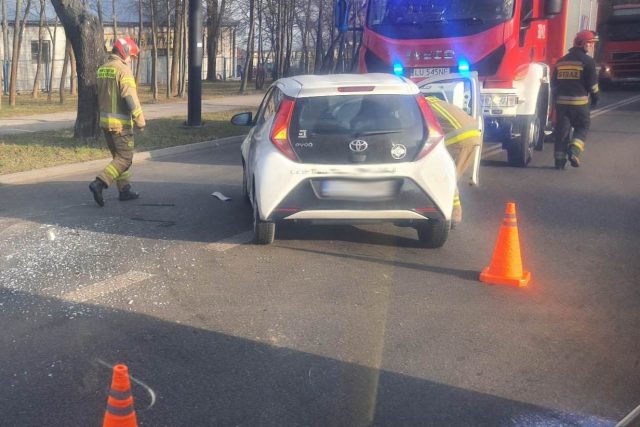 Duże utrudnienia w ruchu na ul. Zemborzyckiej po zderzeniu dwóch pojazdów (zdjęcia)