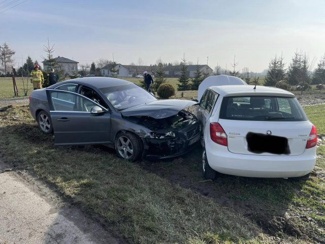 Dwa pojazdy rozbite, dwie osoby poszkodowane (zdjęcia)