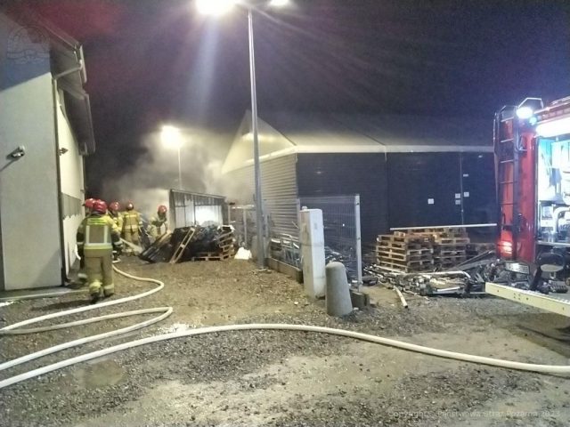 Nocny pożar palet na terenie zakładu usługowego (zdjęcia)