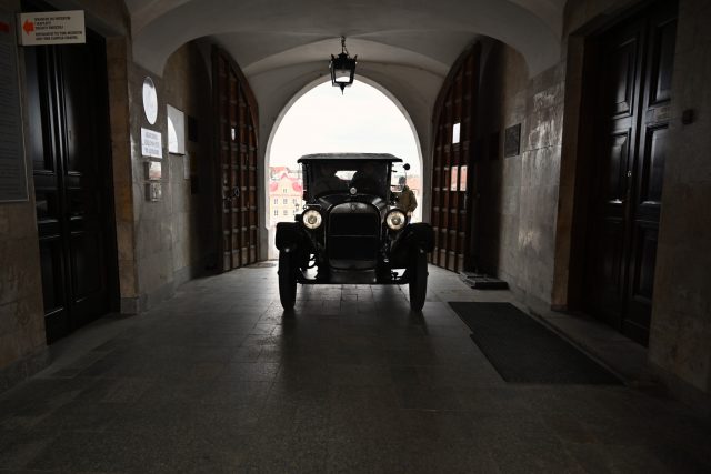 Na dziedziniec Zamku Lubelskiego przyjechał samochód REO T6 Touring. To zapowiedź najnowszej wystawy (zdjęcia)