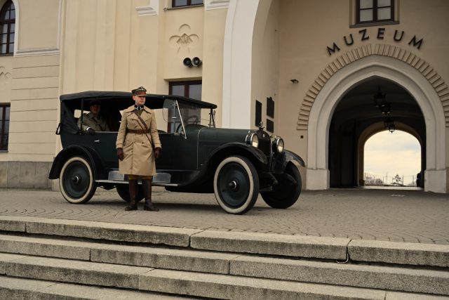 Na dziedziniec Zamku Lubelskiego przyjechał samochód REO T6 Touring. To zapowiedź najnowszej wystawy (zdjęcia)