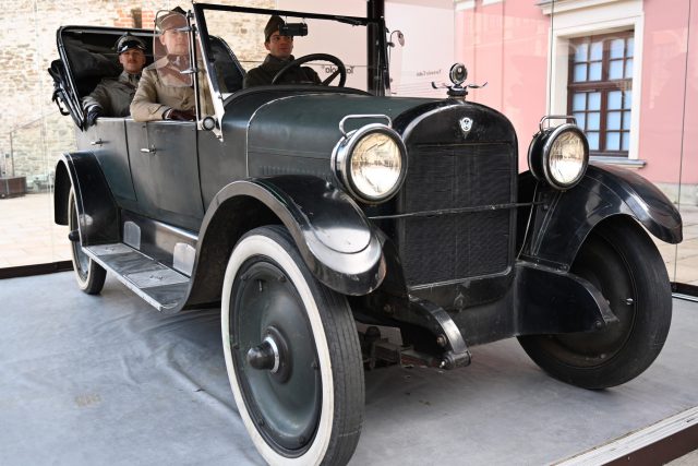 Na dziedziniec Zamku Lubelskiego przyjechał samochód REO T6 Touring. To zapowiedź najnowszej wystawy (zdjęcia)