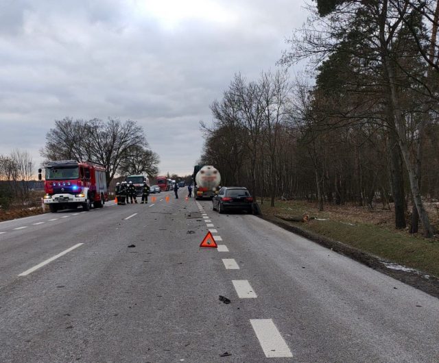 Groźna kolizja na drodze krajowej nr 2. Źle się poczuł, zjechał na przeciwległy pas ruchu (zdjęcia)