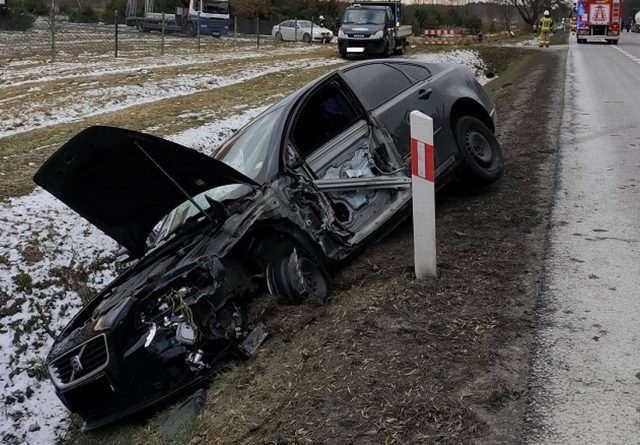 Groźna kolizja na drodze krajowej nr 2. Źle się poczuł, zjechał na przeciwległy pas ruchu (zdjęcia)