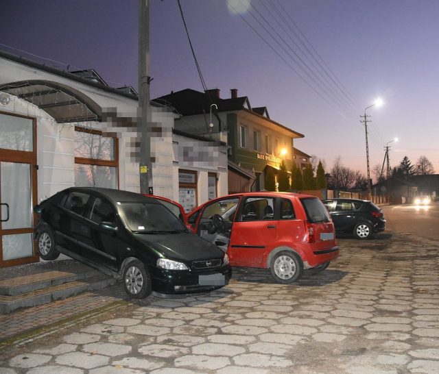 89-latek w trakcie cofania najechał na 73-latka. Później pojazd uderzył w budynek (zdjęcia)