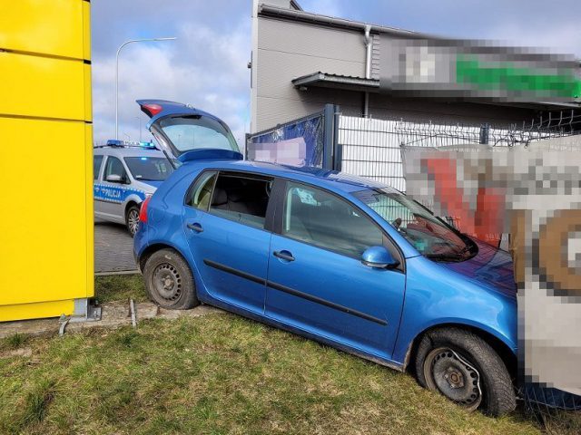 Poszedł na chwilę do sklepu, w stacyjce zostawił kluczyki. Złodzieje skorzystali z okazji (zdjęcia)