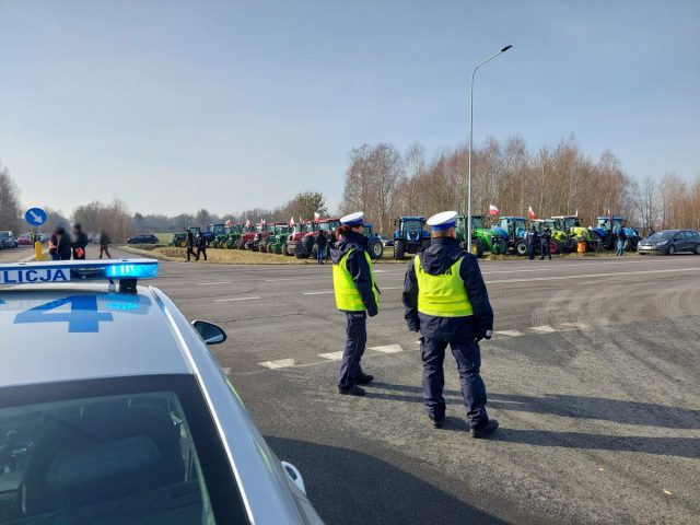 Na drodze krajowej nr 12 rozpoczął się protest środowisk rolniczych. Manifestacja potrwa do jutra (zdjęcia)