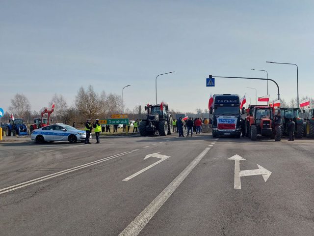 Na drodze krajowej nr 12 rozpoczął się protest środowisk rolniczych. Manifestacja potrwa do jutra (zdjęcia)