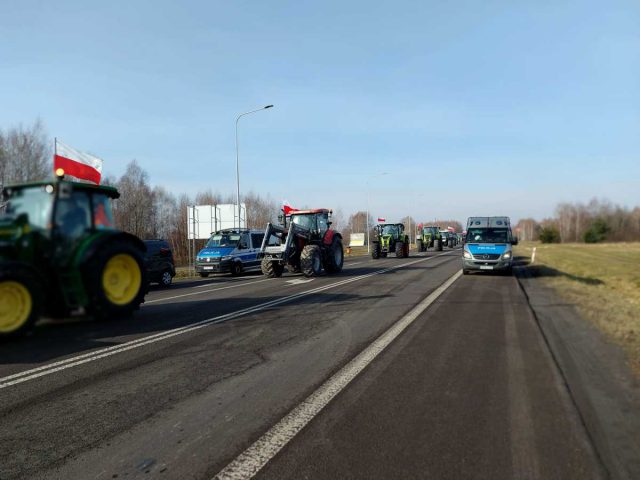 Na drodze krajowej nr 12 rozpoczął się protest środowisk rolniczych. Manifestacja potrwa do jutra (zdjęcia)