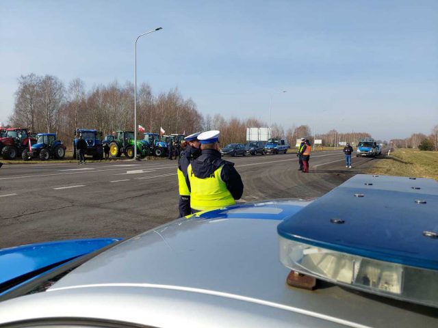 Na drodze krajowej nr 12 rozpoczął się protest środowisk rolniczych. Manifestacja potrwa do jutra (zdjęcia)