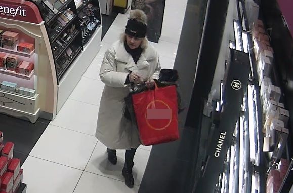 Policjanci poszukują tej kobiety do sprawy kradzieży perfum