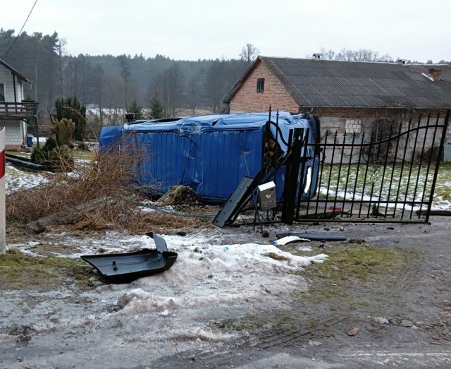 Pojazd dostawczy wypadł z drogi, uderzył w ogrodzenie i słup, a potem przewrócił się (zdjęcia)