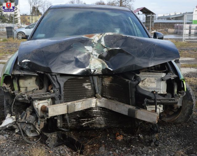 Wjechał audi w ogrodzenie, wysiadł z pasażerami, zabrał „blachy” i oddalili się. Miał powód do ucieczki (zdjęcia)