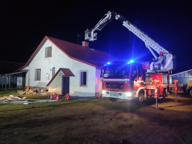 Ogień pojawił się na poddaszu, interweniowali strażacy (zdjęcia)